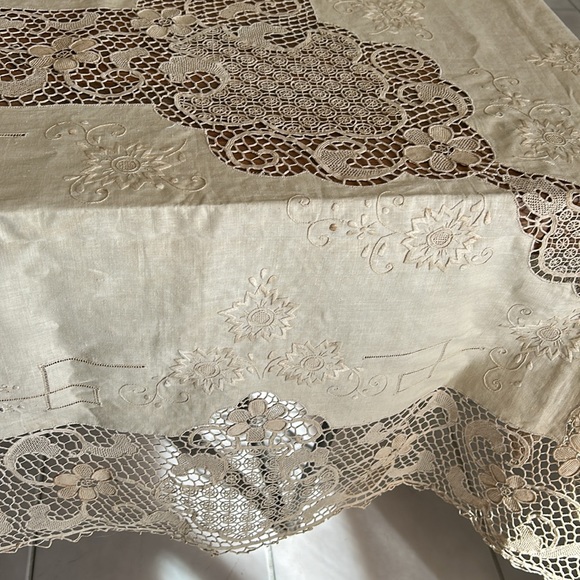 Vintage Tan Crochet and Cotton Rectangular Table Cloth with 12 napkins - Picture 11 of 17